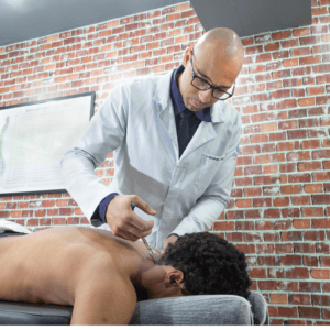 Ajuste articular de Quiropraxia no pescoço usando Instrumento TIQ